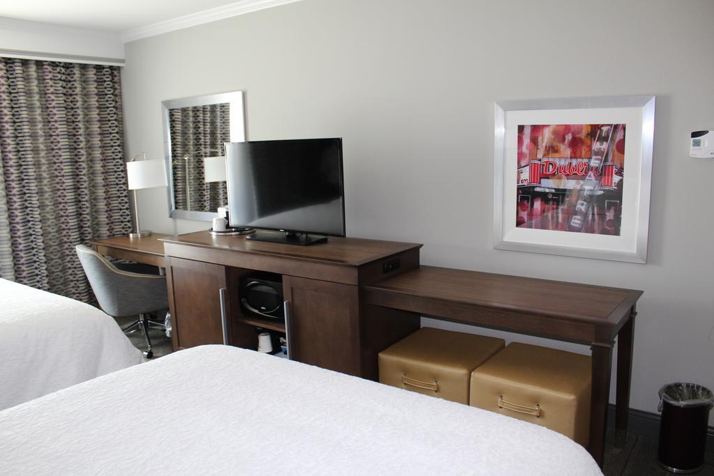 Hampton Inn & Suites Дублин Экстерьер фото